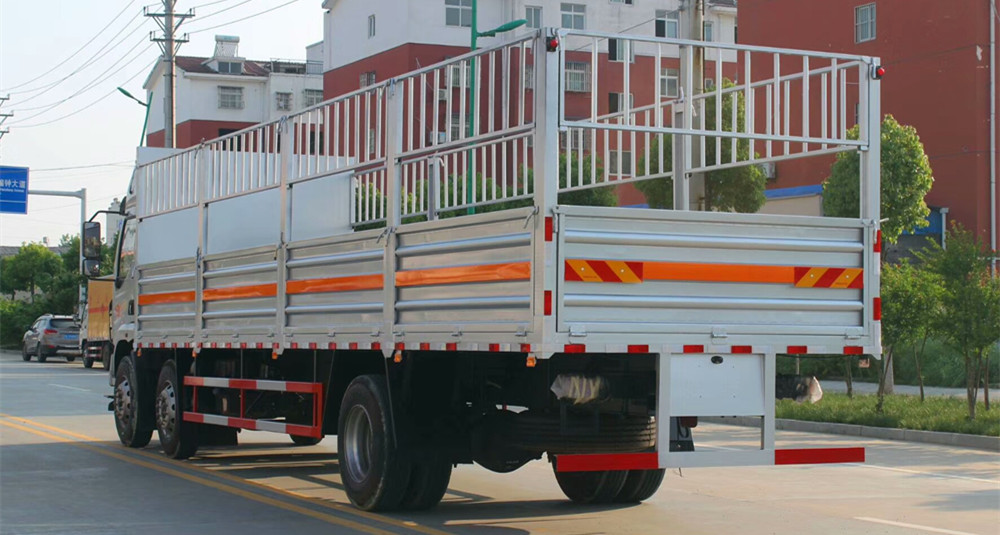 柳汽9.6米(15.3噸)氣瓶車(chē)