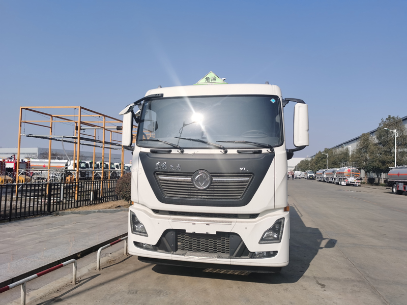 國(guó)六天龍后八輪油罐車