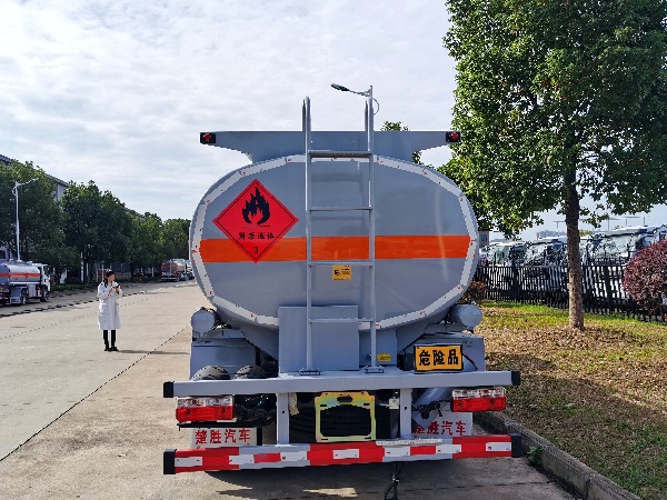 東風8噸油罐車